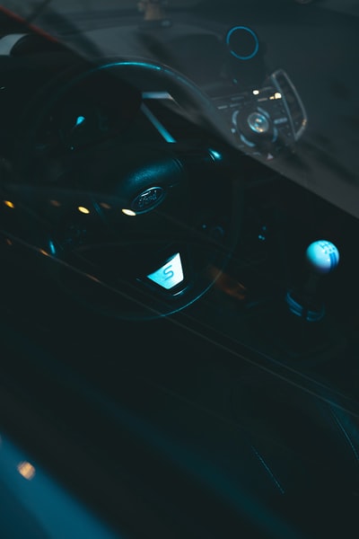 在黑暗的房间里打开了黑色汽车音响